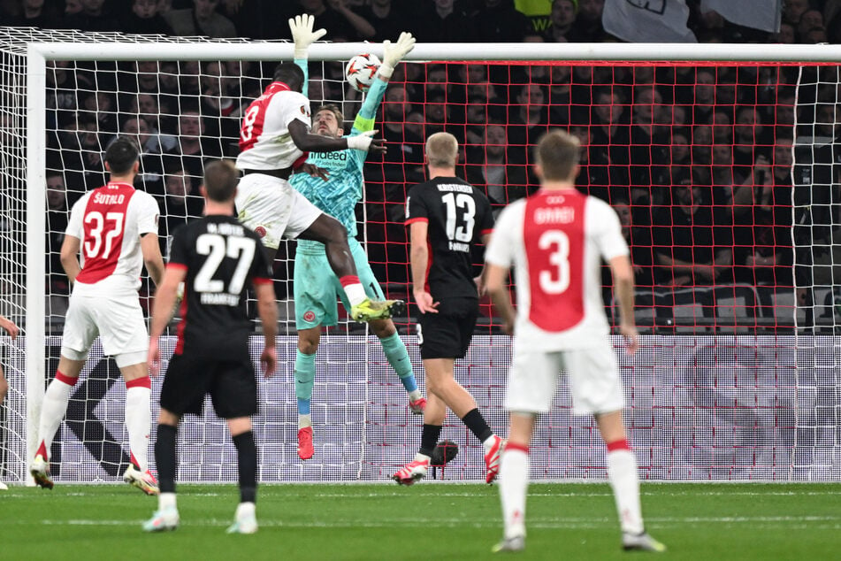 Gegen Ajax Amsterdam sah Kevin Trapp (34, M.) in jener Situation einmal mehr äußerst unglücklich aus und ermöglichte Brian Brobbey (23, 3.v.l.) den Treffer zum zwischenzeitlichen 1:0.