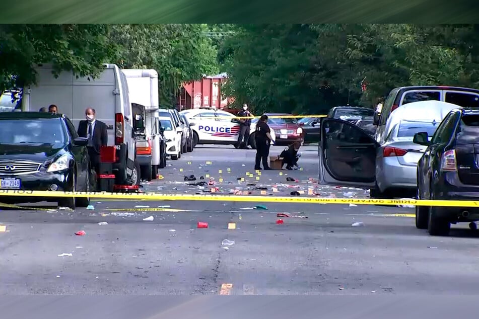 Beamte der Strafverfolgung arbeiten auf einer Straße am Tatort der Schießerei in Washington.