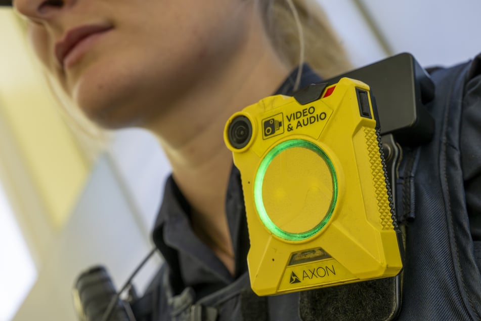 Die Bodycams der Polizei zeichneten das Verhalten des Mannes auf. (Symbolbild)
