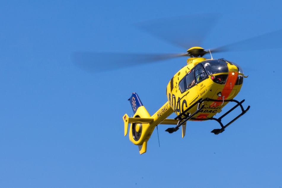 Junge (5) spielt mit Kindern am Fenster und kracht auf Beton