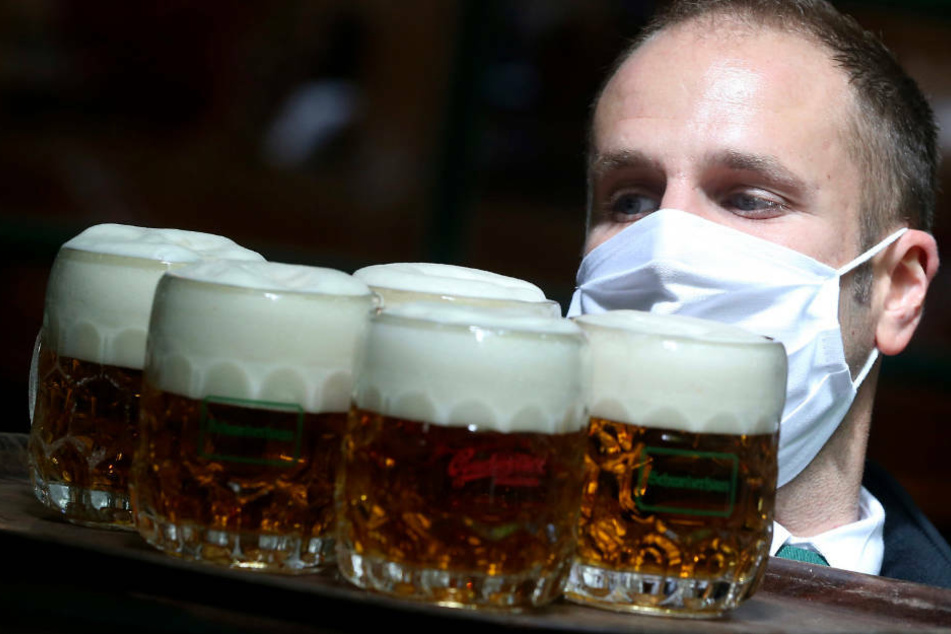 Das Risiko, dass er Gäste der betroffenen Bar angesteckt habe, werde allerdings als gering eingestuft, da sich der Mann an die Abstands-Regeln gehalten und eine Mund-Nase-Bedeckung getragen habe. (Symbolbild)