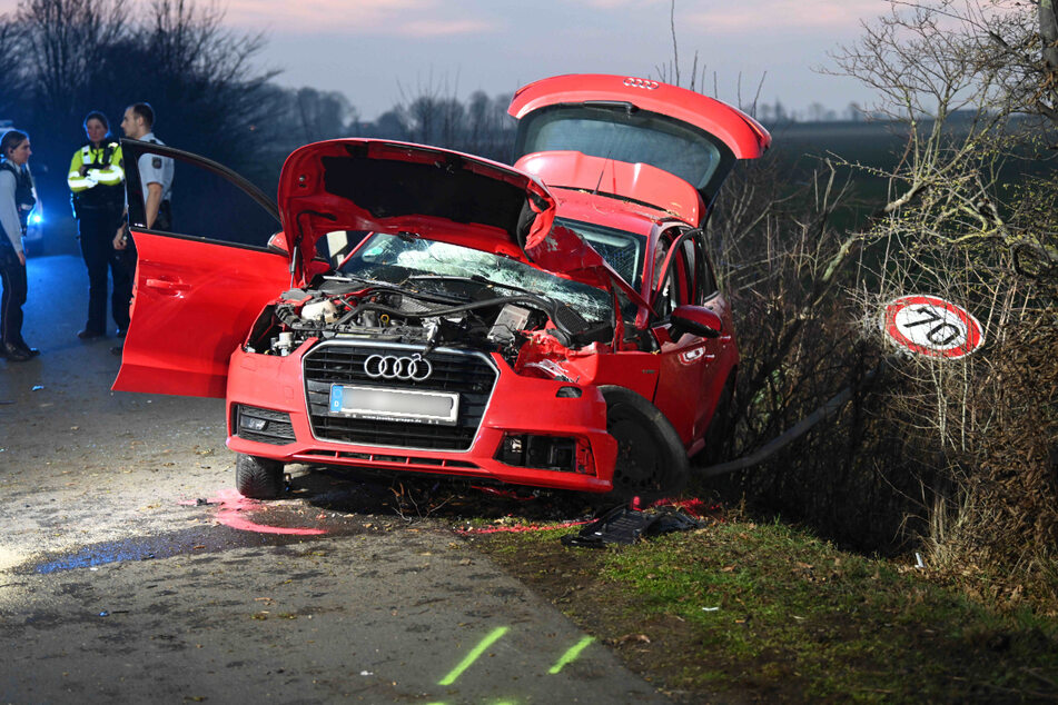 Der Audi-Fahrer wurde hinterm Steuer eingeklemmt und musste von der Feuerwehr befreit werden.