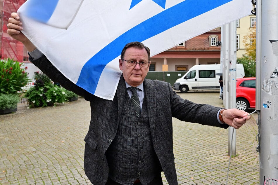 Chef packt selber an: Ramelow hisst Flagge Israels vor Staatskanzlei