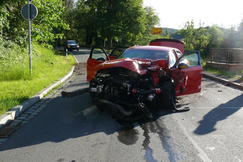An dem Wagen entstand nach ersten Erkenntnissen ein Totalschaden.