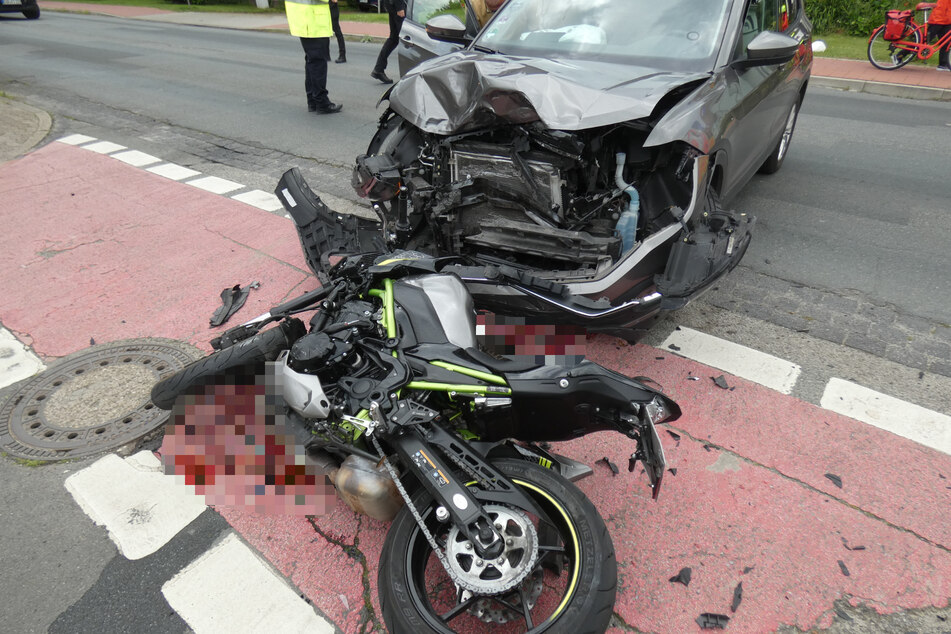 Der Biker krachte frontal in den abbiegenden Wagen und hinterließ größere Blutflecken auf der Straße.