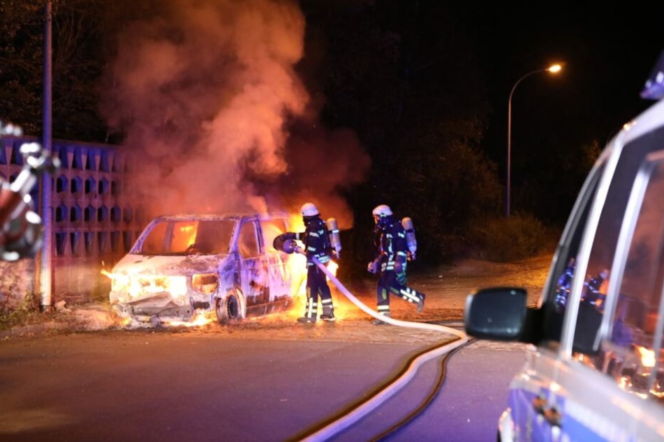 Bereits in der Nacht zu Montag brannte unter anderem im Leipziger Stadtteil Böhlitz-Ehrenberg bereits ein VW T5.