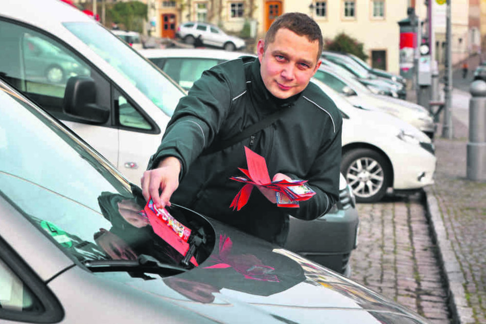 Weihnachtsfrieden in Hohenstein-Ernstthal: Ordnungshüter Jens Domann (33) verteilte Schoko-Weihnachtsmänner.
