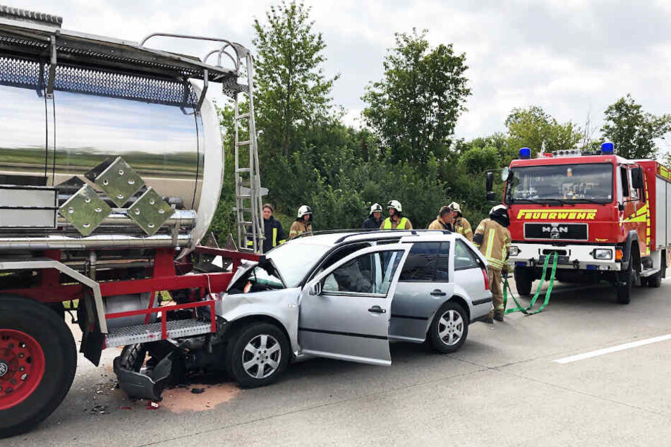 Ein Auto fuhr auf einen Laster auf. Mindestens zwei Personen wurden verletzt.