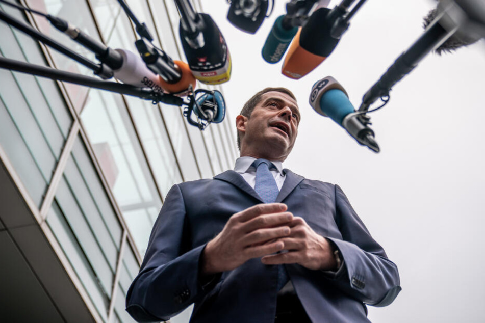 Mike Mohring (48, CDU) spricht in die Mikrofone.