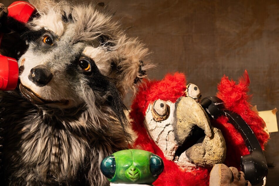 Zerbissene Kabel! Puppen wenden sich hilfesuchend an die Besucher.