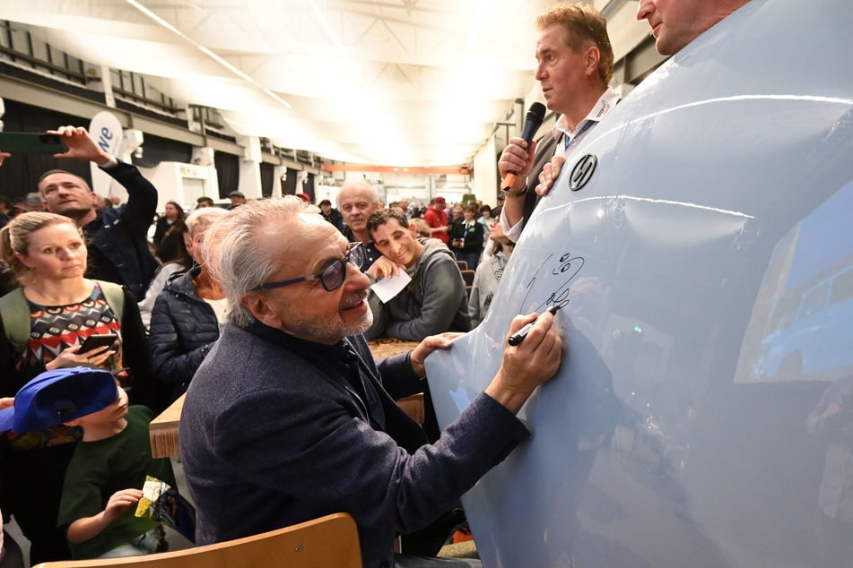 Sogar die Motorhaube eines Trabis wurde für einen Fan signiert. Natürlich war diese im "kultigen Blau".