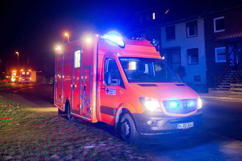 Ein Rettungswagen brachte den 25-jährigen Motorradfahrer in eine Klinik. (Symbolbild)