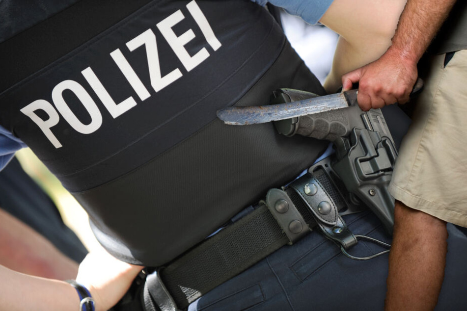 Fotomontage: Im betrunkenen Zustand ging der junge Mann mit einer Machete auf seinen Vater los (Symbolbild).
