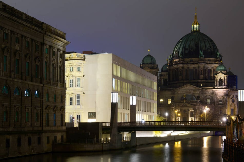 Die Bluttat hat sich am Spreeufer nahe dem Humboldt Forum im Berliner Schloss (hell erleuchtet) abgespielt. (Archivfoto)