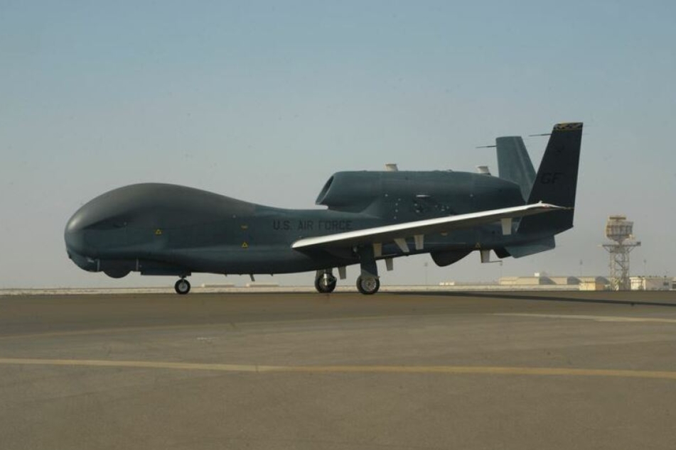 Dieses von der US Air Force zur Verfügung gestellte Bild zeigt eine Drohne vom Typ RQ-4, Global Hawk, die als Aufklärungsflugzeug eingesetzt wird, auf dem Militärstützpunkt der USA in Al-Dhafra. Die USA haben den Abschuss ihrer Drohne durch den Iran als "