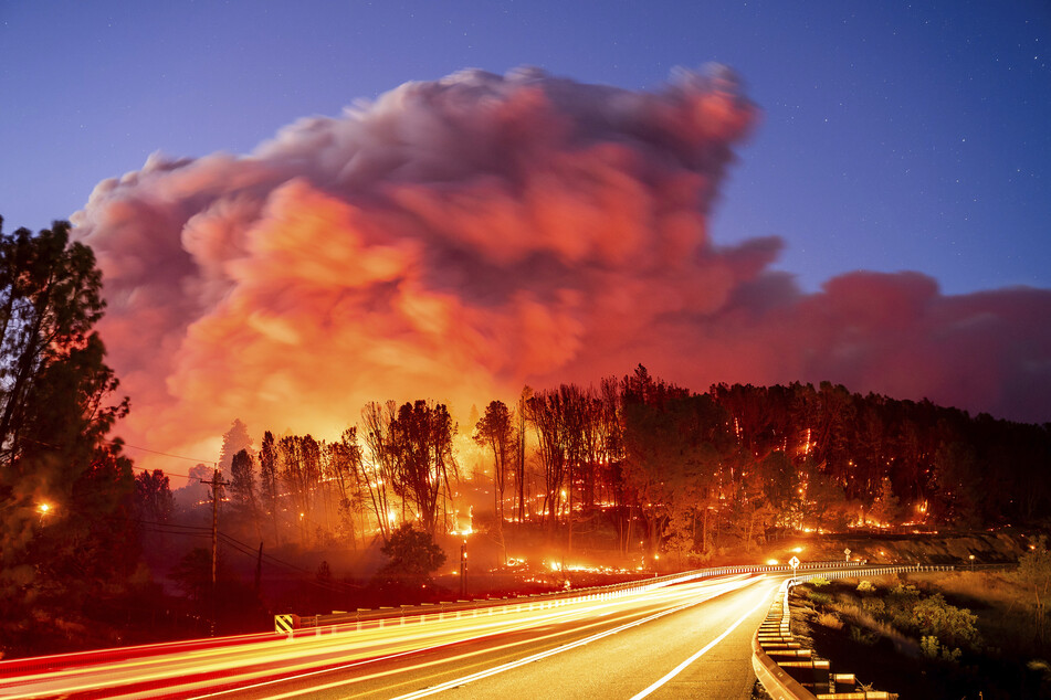 Die massiven Rauch- und Flammensäulen sind schon aus der Ferne sichtbar.