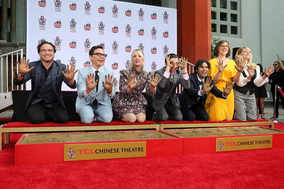 Die Hauptdarsteller der US-amerikanischen TV-Serie "The Big Bang Theory" verewigen während einer Zeremonie im TCL Chinese Theater ihre Handabdrücke in Zement.