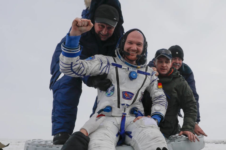 Astro-Alex ach der Landung aus der Sojus-Raumkapsel in der Nähe der Stadt Scheskasga,
