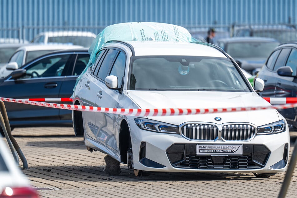 Mit Steinen bockten die Täter in der Wildparkstraße mehrere BMW auf, um die Räder abzubauen.