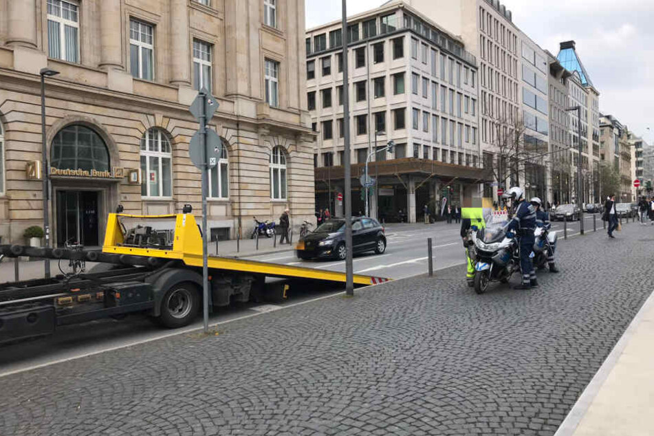 Plötzlich ging nichts mehr: Das Polizei-Motorrad gab am Frankfurter Goethe-Platz den Geist auf und konnte nur noch geschoben werden.