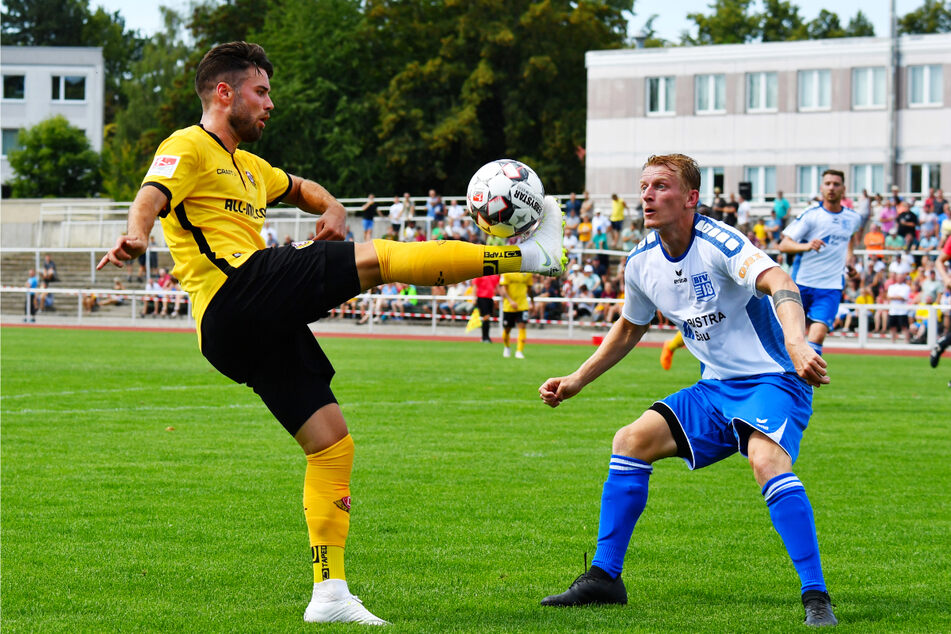Dieses Duell kann es wieder geben: Dynamos Niklas Kreuzer (28, l.) gegen Pavel Cermak (31). Das Foto entstand beim Testspiel im Juli 2018 in Bischofswerda.
