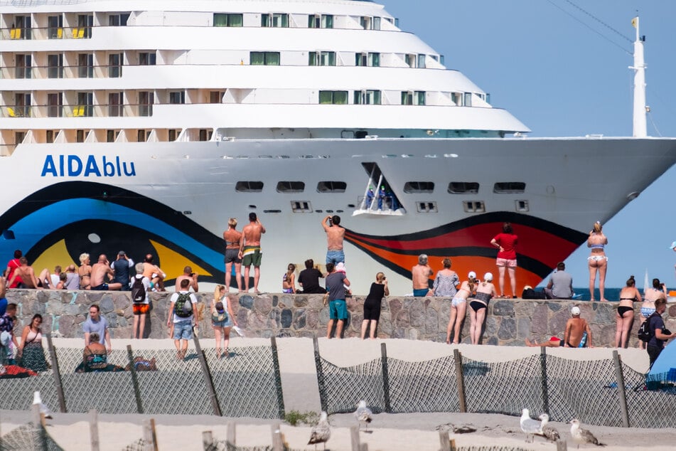 Die AIDAblu der Reederei Aida Cruises kommt ohne Passagiere im Ostseebad Warnemünde an, zuvor war bereits die AIDAmar eingelaufen.