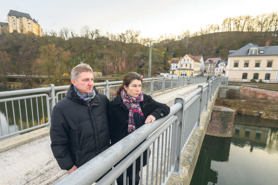 Warum lagen auf der Leisniger Fußgängerbrücke über die Mulde Christians Jacke und Dokumente? Seine Eltern haben noch einen Knaller aus der Silvesternacht gefunden.