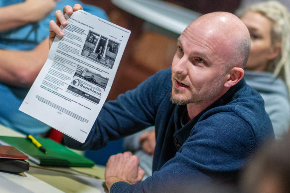 Anwohner Hendrik Gransee (37) belegt seine Meinung zum Brühl-Projekt mit alten Zeitungsartikeln.