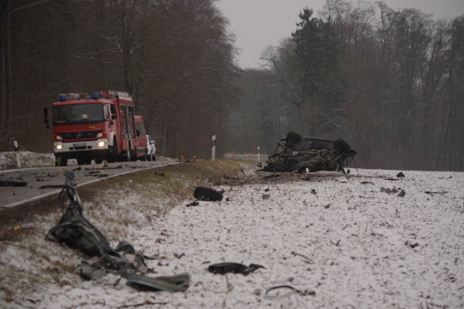 Das verunfallte Auto abseits der Straße.