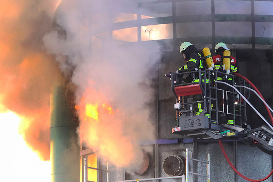 Flammen schlagen aus dem Silo. Die Feuerwehr konnte den Brand aber schnell löschen.
