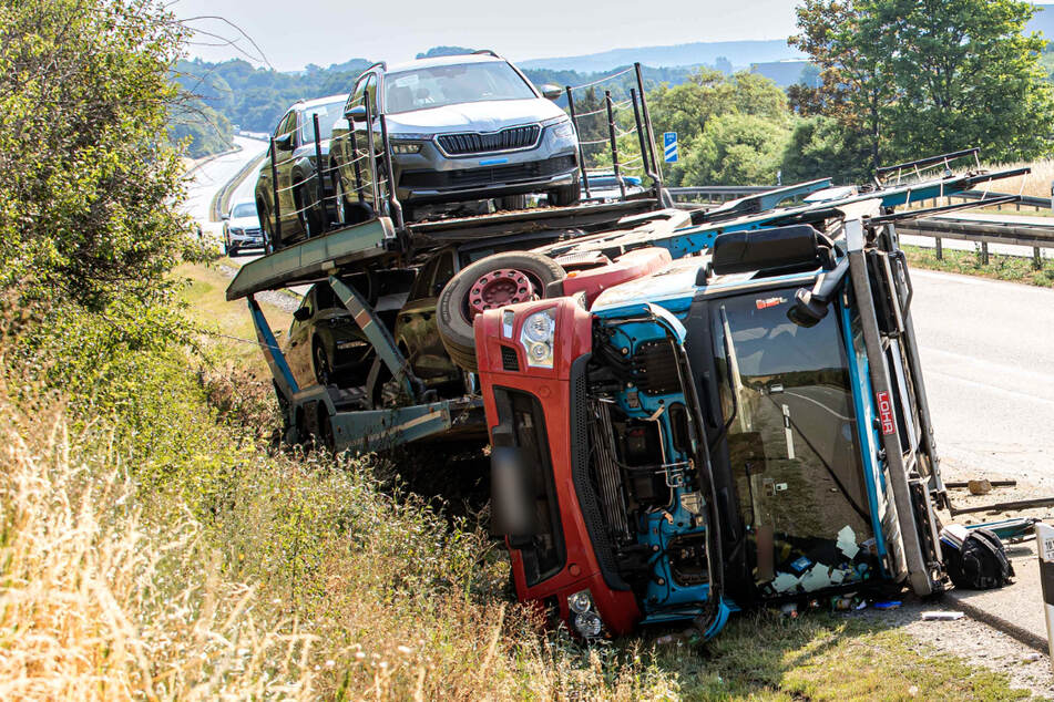 Unfall A72: Unfall auf A72 bei Plauen: Laster kippt mit Autoanhänger um