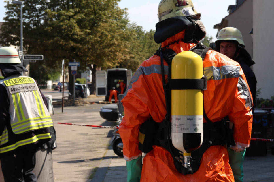 Die Feuerwehrleute rückten im Chemikalien-Schutzanzug zur Einsatzstelle an.
