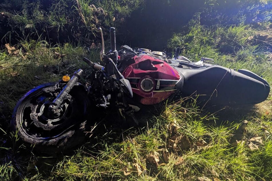 Ein 23 Jahre alter Motorradfahrer wurde bei einem Unfall im Landkreis Stade lebensgefährlich verletzt.