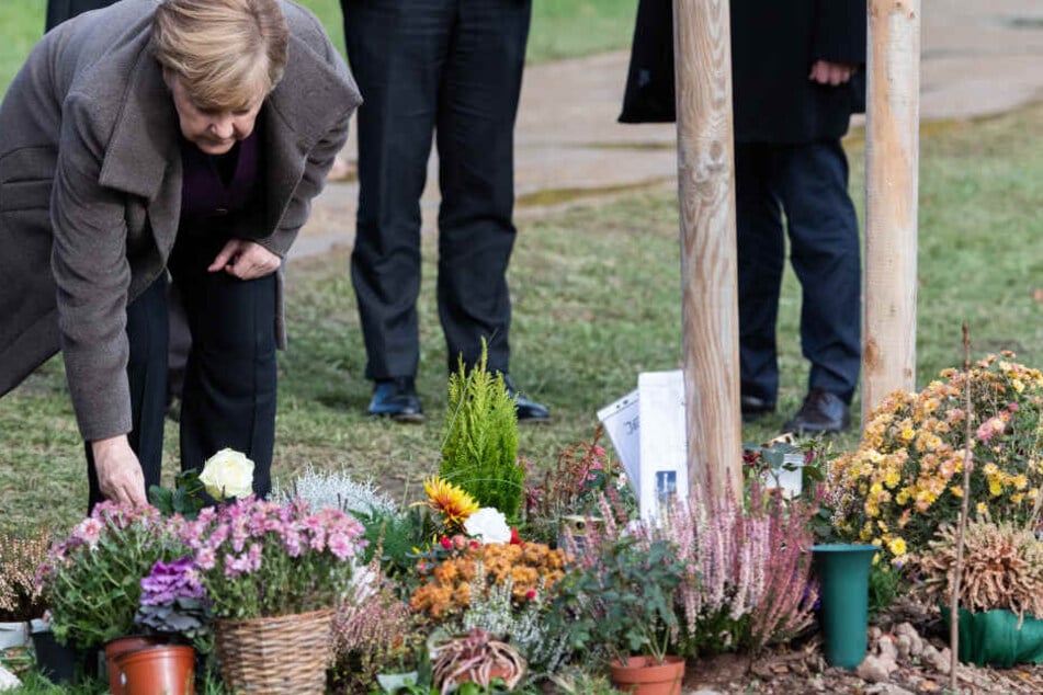 Die Bundeskanzlerin hat Blumen an dem Gedenkort abgelegt.