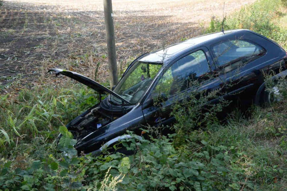 Der Wagen schlitterte in den Graben.