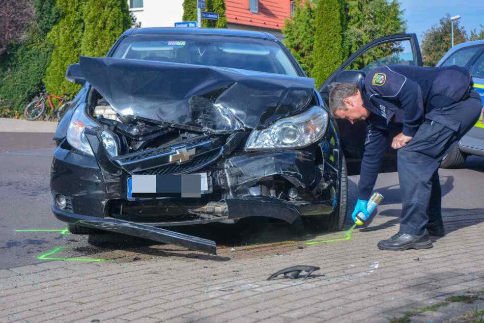 Beide Fahrer sowohl des Chevrolet als auch des Transporters wurden bei den Unfall verletzt.