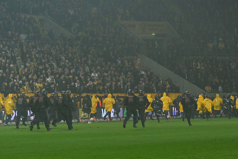 Hässliche Szenen: Das Zweitliga-Heimspiel der Dynamos gegen die Berliner Hertha wurde von schweren Ausschreitungen überschattet.