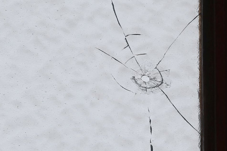 Hier schlug eine der Kugeln ein.