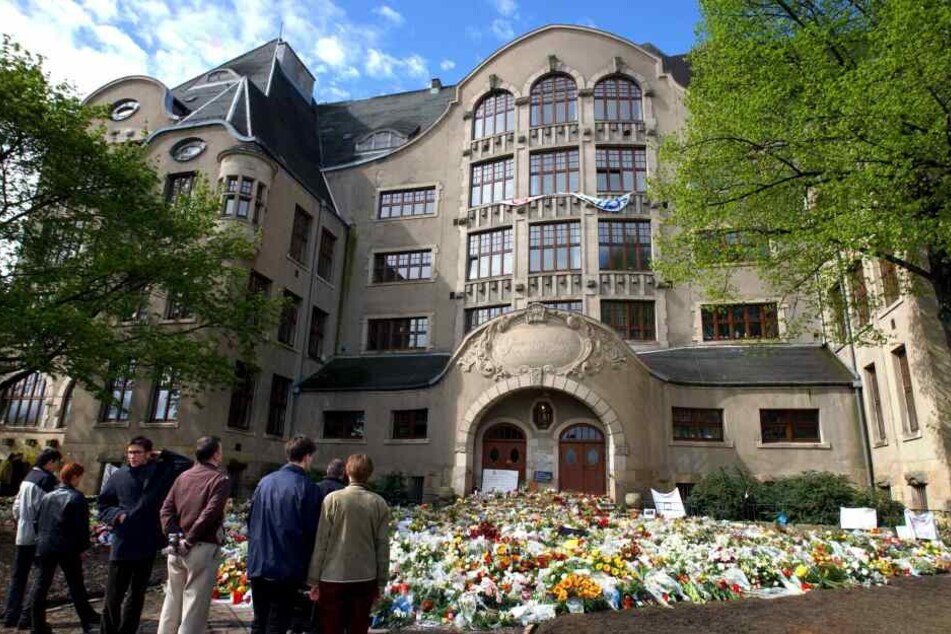 Tausende Blumen sammelten sich 2002 nach dem Amoklauf vor den Türen der Schule.