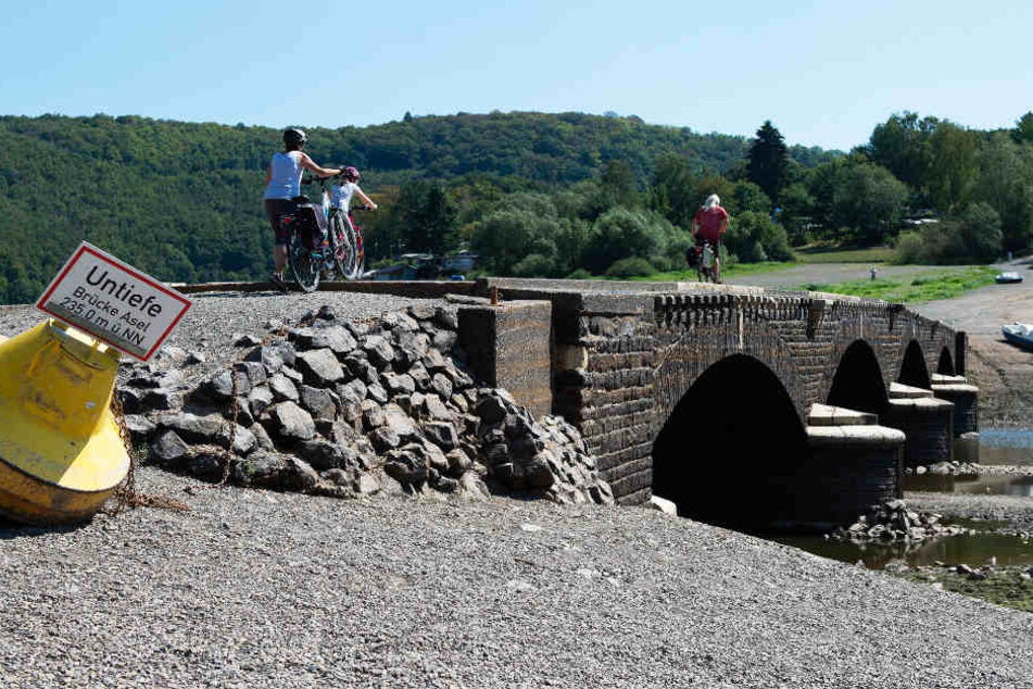 Die Aseler Brücke liegt normalerweise unter Wasser. Aktuell können Fußgänger sie problemlos überqueren.