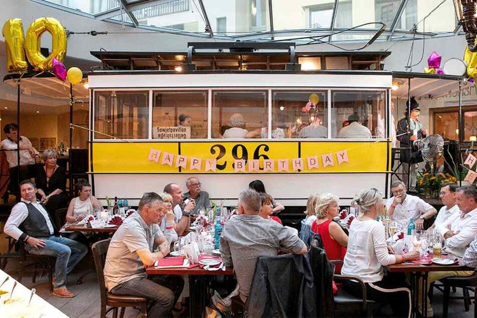 130 Gäste feierten das Jubiläum rund um den historischen Straßenbahnwagen "Helene" mit.