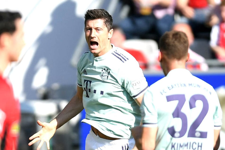 Robert Lewandowski (Mitte) gelang der Ausgleich. Joshua Kimmich kommt zum Gratulieren.