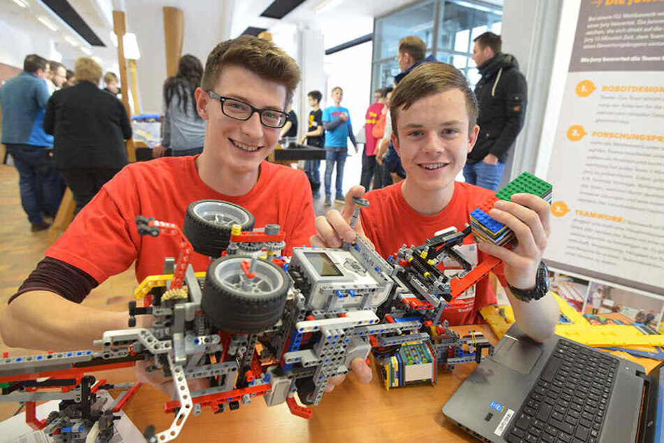 Zeit rausschlagen: Die Werdauer Gymnasiasten Jonas Schwarzenberger und Florian Taßler (r., beide 17) mit ihrem modularen Lego-Roboter.