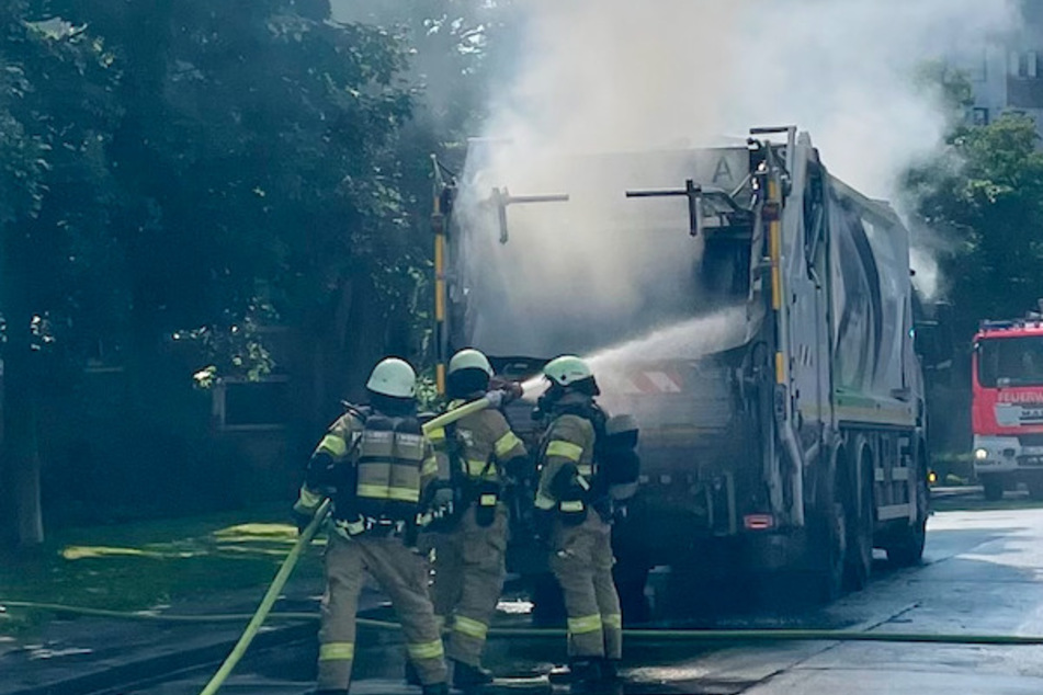 Die Kameraden der Feuerwehr konnten das Müllauto am Ende des Einsatzes erfolgreich löschen.