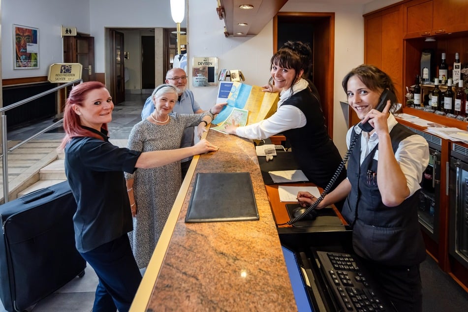 An der Rezeption des Hotels Chemnitzer Hof empfangen Sandra Kormann (39, v.l.), Anja Hofmann (41) und Justine Pycior (29) Familie Schulz aus Magdeburg.