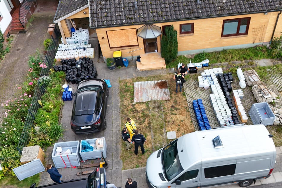 Die Polizei stellte bei den Durchsuchungen zahlreiche Mengen an verdächtigen Substanzen sicher.