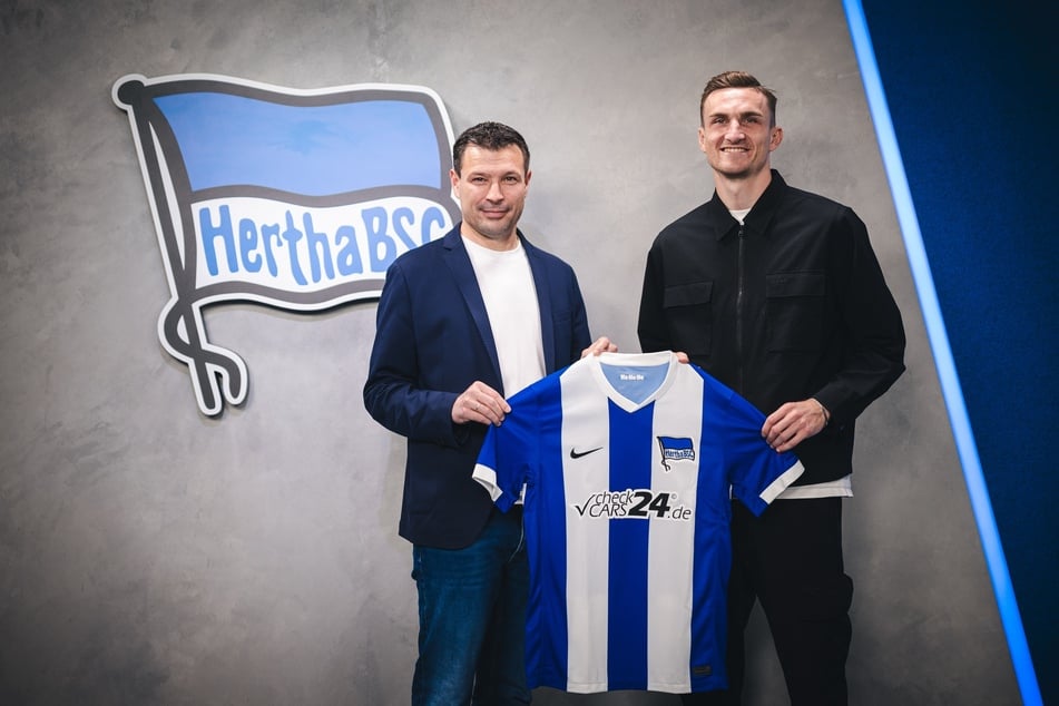 Hertha-Sportdirektor Benjamin Weber (45, l.) und Innenverteidiger Niklas Kolbe (28) beim Fototermin zur Neuverpflichtung.