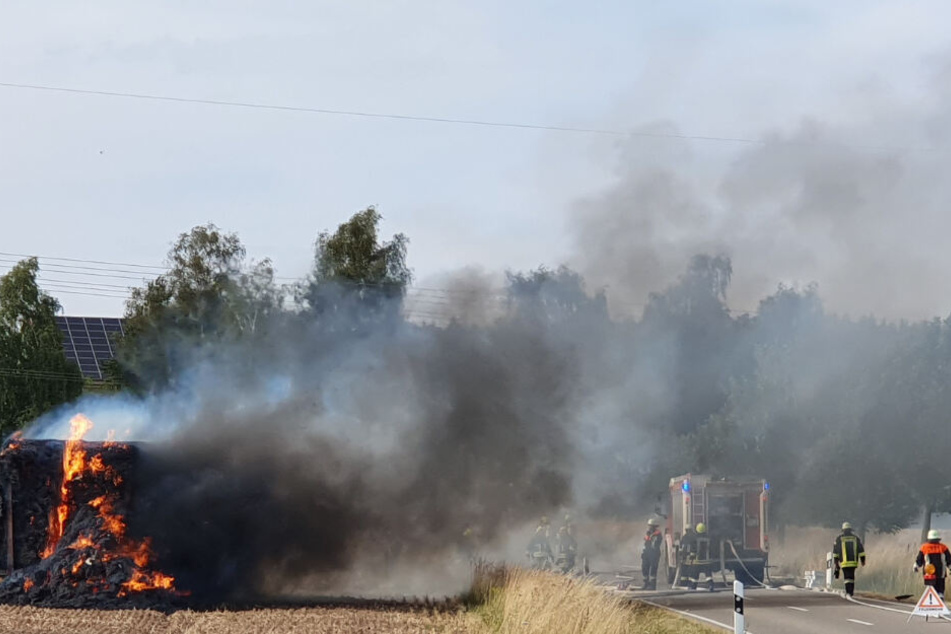 Der Landwirt reagierte schnell und fuhr mit dem brennenden Anhänger auf ein abgeerntetes Feld.
