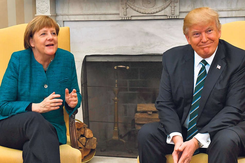 Vier-Augen-Gespräch im Amtszimmer des US-Präsidenten: Trump (70) und Merkel (62). Die Atmosphäre des Treffens
war eher kühl.