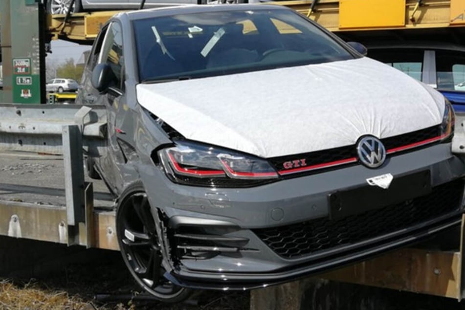 Der VW Golf GTI wurde bei dem versuchten Diebstahl in München schwer beschädigt.